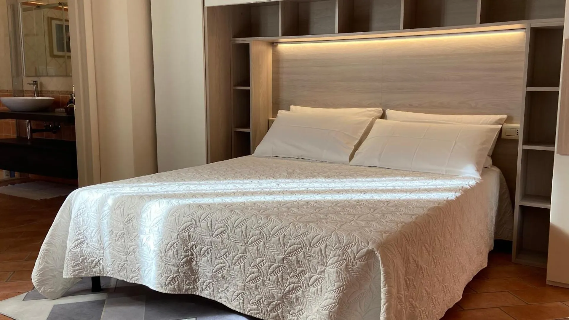 Indipendent Studio Apartment With Terrace - Parking contacts